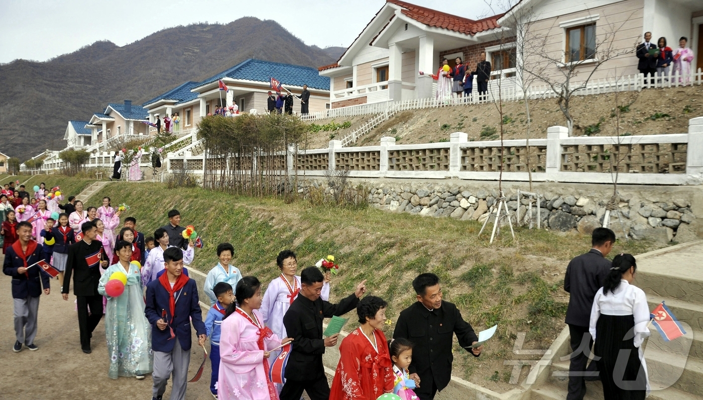 (평양 노동신문=뉴스1) = 북한 노동당 기관지 노동신문은 5일 백암군 양곡농장, 만정농장에 수백 세대의 살림집이 건설돼 새집들이 경사를 맞이했다고 보도했다. [국내에서만 사용가능 …