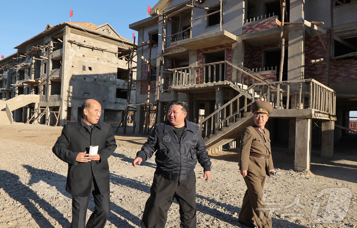 본문 이미지 - &#40;평양 노동신문=뉴스1&#41; = 북한 노동당 기관지 노동신문은 5일 김정은 총비서가 전날인 4일 평안북도 수해복구 건설 현장을 찾아 &#39;12월 당 전원회의 전까지 최상 수준의 완공&#39;을 이룰 것을 지시했다고 전했다. [국내에서만 사용가능. 재배포 금지. DB 금지. For Use Only in the Republic of Korea. Redistribution Prohibited] rodongphoto@news1.kr