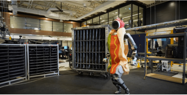 본문 이미지 - 보스턴 다이내믹스 이족보행 로봇 '올 뉴 아틀라스' 작업 영상. 녹색 옷차림의 직원이 적재함을 다른 곳으로 옮겨놓아도, 달라진 위치를 파악한 뒤 원래 꽂아야 할 자리에 물건을 집어넣는다.(현대차 제공)현대자동차(005380) 