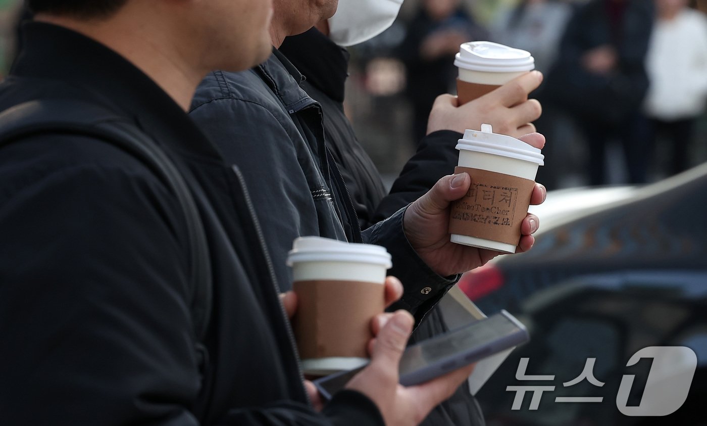 아침 기온이 10도 가량 떨어져 5도 내외의 쌀쌀한 날씨를 보인 5일 서울 세종대로 광화문사거리에서 시민들이 따뜻한 음료를 손에 든 채 출근길을 서두르고 있다. 2024.11.5/뉴스1 ⓒ News1 김성진 기자