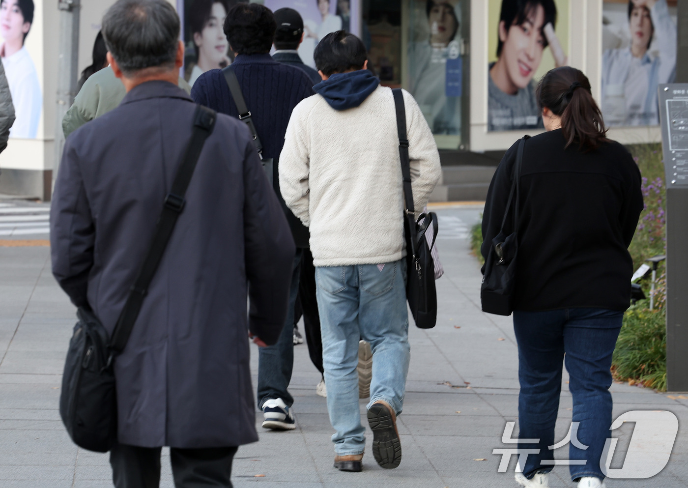 (서울=뉴스1) 김성진 기자 = 아침 기온이 10도 가량 떨어져 5도 내외의 쌀쌀한 날씨를 보인 5일 서울 세종대로 광화문사거리에서 시민들이 두터운 외투를 입은 채 출근길을 서두르 …