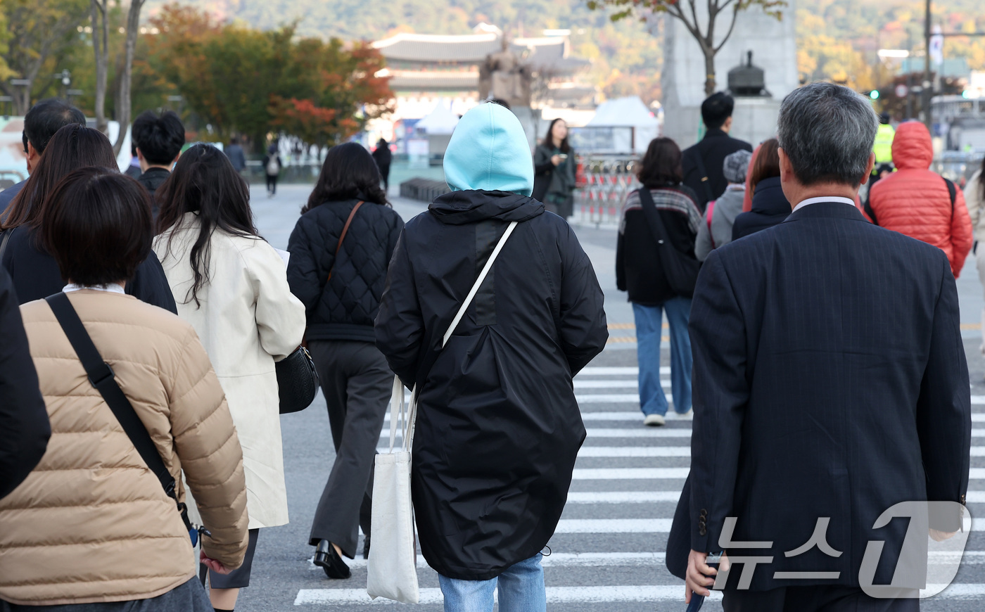 (서울=뉴스1) 김성진 기자 = 아침 기온이 10도 가량 떨어져 5도 내외의 쌀쌀한 날씨를 보인 5일 서울 세종대로 광화문사거리에서 시민들이 두터운 외투를 입은 채 출근길을 서두르 …