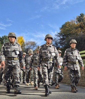 본문 이미지 - 시니어 아미 회원들이 4일 오후 강원도 춘천의 육군 제302경비단 과학화예비군훈련장에서 훈련에 임하고 있다. 2024.11.4/뉴스1 ⓒ News1 박응진 기자