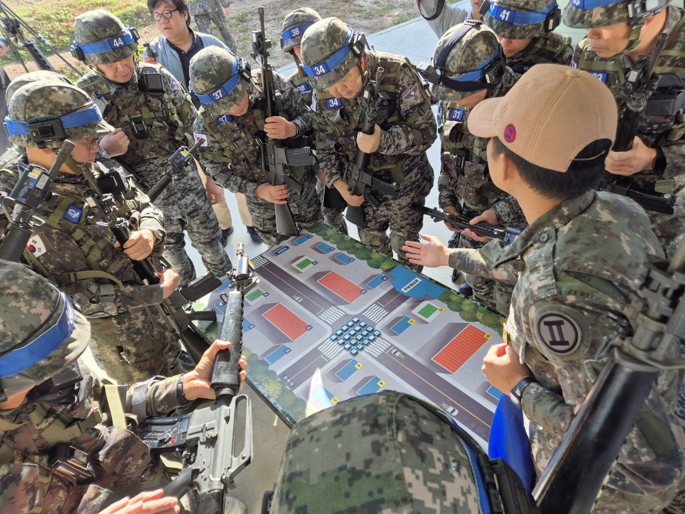 본문 이미지 - 시니어 아미 회원들이 4일 오후 강원도 춘천의 육군 제302경비단 과학화예비군훈련장에서 시가지 전투 훈련에 앞서 워게임을 하고 있다. 2024.11.4/뉴스1 ⓒ News1 박응진 기자