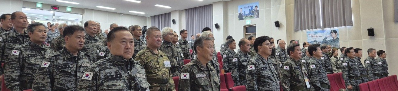 본문 이미지 - 시니어 아미 회원들이 4일 오후 강원도 춘천의 육군 제302경비단 과학화예비군훈련장에서 입소식을 갖고 있다. 2024.11.4/뉴스1 ⓒ News1 박응진 기자