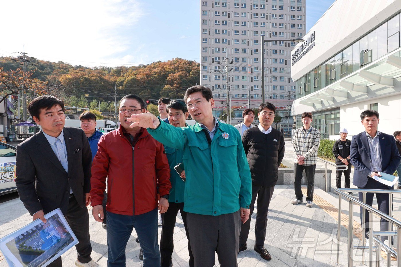 본문 이미지 - 이상일 시장이 지난 4일 새롭게 단장한 용인공영버스터미널을 점검하고 있다.(용인시 제공)