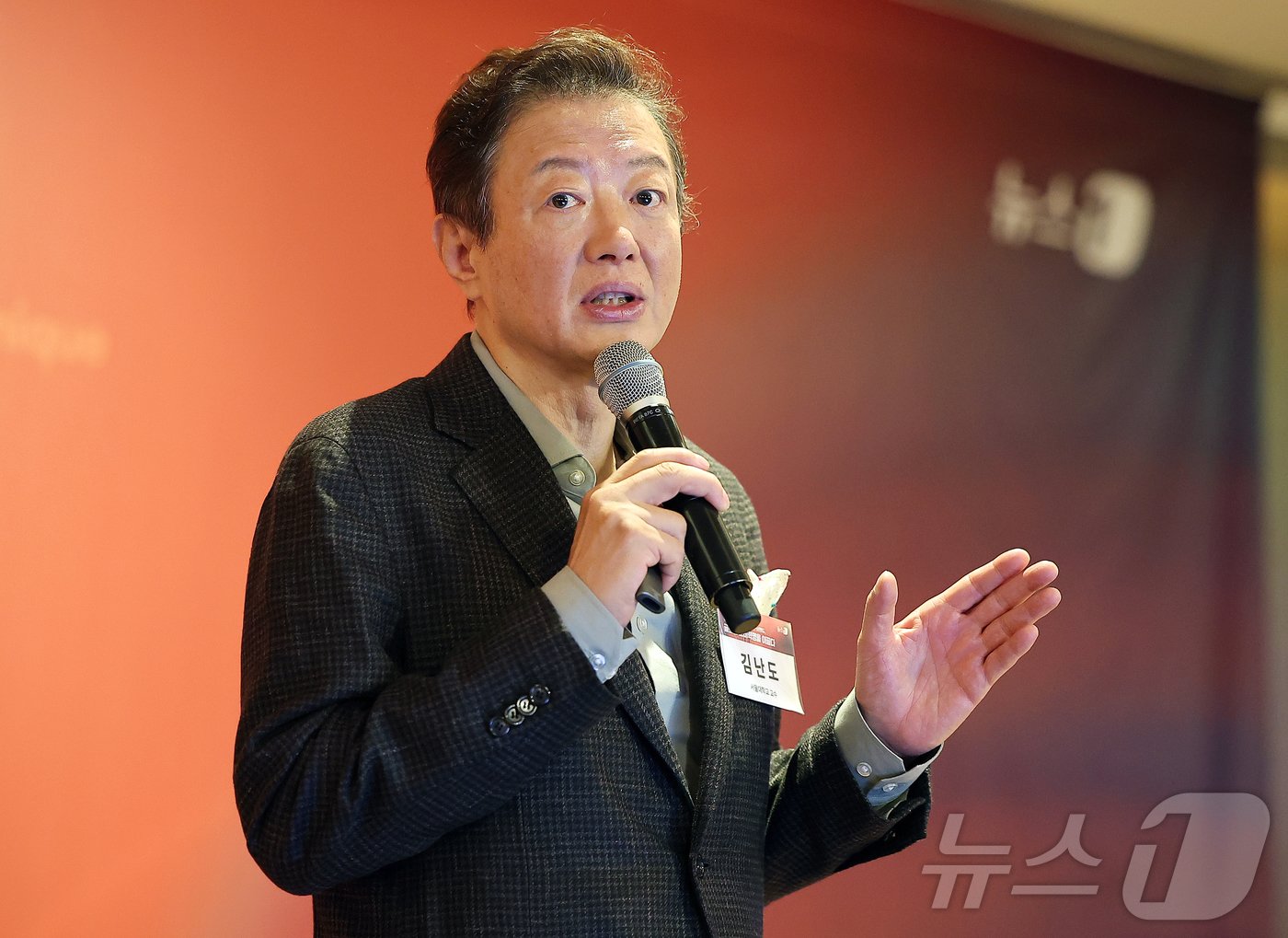 본문 이미지 - 김난도 서울대학교 교수가 5일 오전 서울 중구 소공동 롯데호텔에서 ''B.E.A.U.T.I.F.U.L' K-브랜드, 글로벌 소비혁명을 이끌다'를 주제로 열린 '뉴스1 미래유통혁신포럼(RFIF) 2024'에서 '트렌드코리아 2025' 키워드로 살펴본 2025 K-브랜드의 지향점이라는 주제로 기조강연을 하고 있다. 2024.11.5/뉴스1 ⓒ News1 김진환 기자