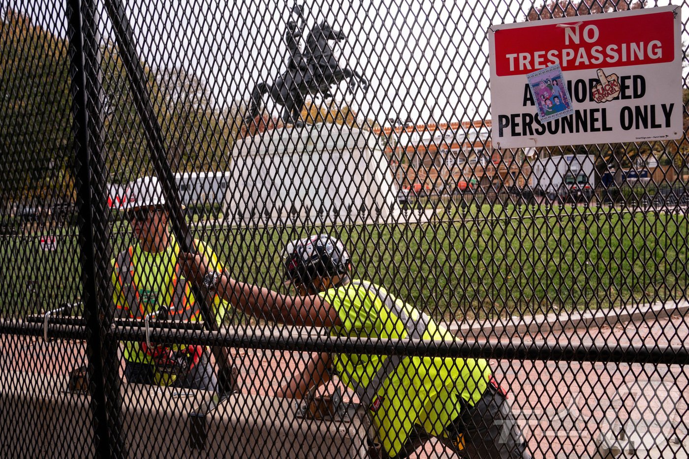 본문 이미지 - 미국 대통령 선거를 하루 앞둔 4일(현지시간) 워싱턴DC 백악관 앞 라파예트 광장에 근로자들이 철제 울타리를 설치하고 있다. 2024.11.04. ⓒ 로이터=뉴스1 ⓒ News1 김성식 기자