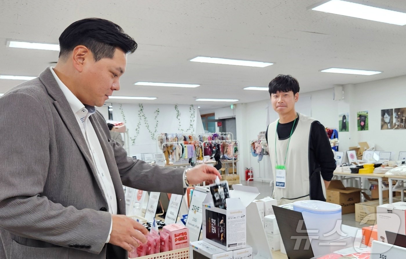 3일 서울 서초구 올댓마인드 신논현점에서 평강공주보호소를 돕기 바자회가 열렸다. ⓒ 뉴스1