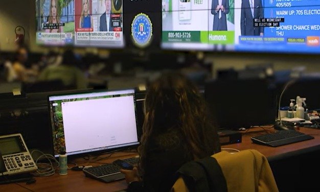 본문 이미지 - 미국 연방수사국(FBI)이 워싱턴DC 모처에 설치한 전국 선거 지휘소 내부 모습을 대선을 하루 앞둔 4일(현지시간) 홈페이지를 통해 공개했다. 80여명의 전담 인력이 미 전역의 투표소 10만여곳을 24시간 모니터링한다(FBI 홈페이지 갈무리). 2024.11.04.