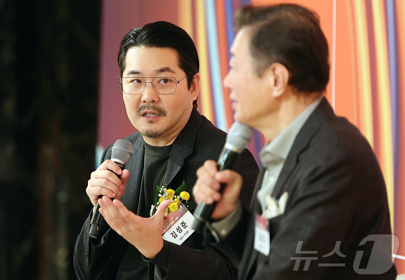 본문 이미지 - 김성준 시몬스 부사장이 5일 오전 서울 중구 소공동 롯데호텔에서 ''B.E.A.U.T.I.F.U.L' K-브랜드, 글로벌 소비혁명을 이끌다'를 주제로 열린 2024 뉴스1 미래유통혁신포럼(RFIF)에서 김난도 서울대학교 교수에게 질문하고 있다. 2024.11.5/뉴스1 ⓒ News1 김진환 기자
