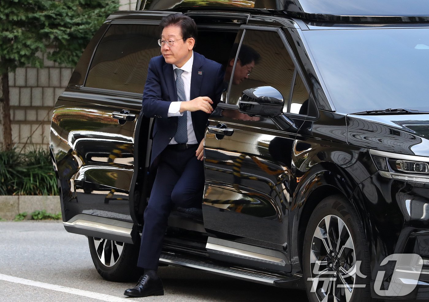 본문 이미지 - 이재명 더불어민주당 대표가 5일 오전 서초구 서울중앙지법에서 열린 '대장동 배임·성남FC 뇌물' 1심 속행 공판에 출석하고 있다. 2024.11.5/뉴스1 ⓒ News1 박세연 기자