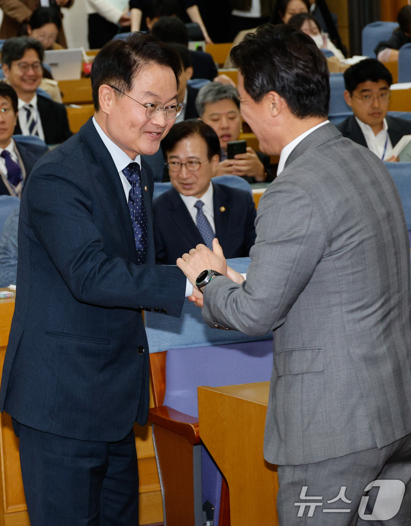 (서울=뉴스1) 안은나 기자 = 국회 예산결산특별위원회 구자근 국민의힘 간사(오른쪽), 허영 더불어민주당 간사가 5일 서울 여의도 국회의원회관에서 열린 2025년 예산안 토론회에서 …