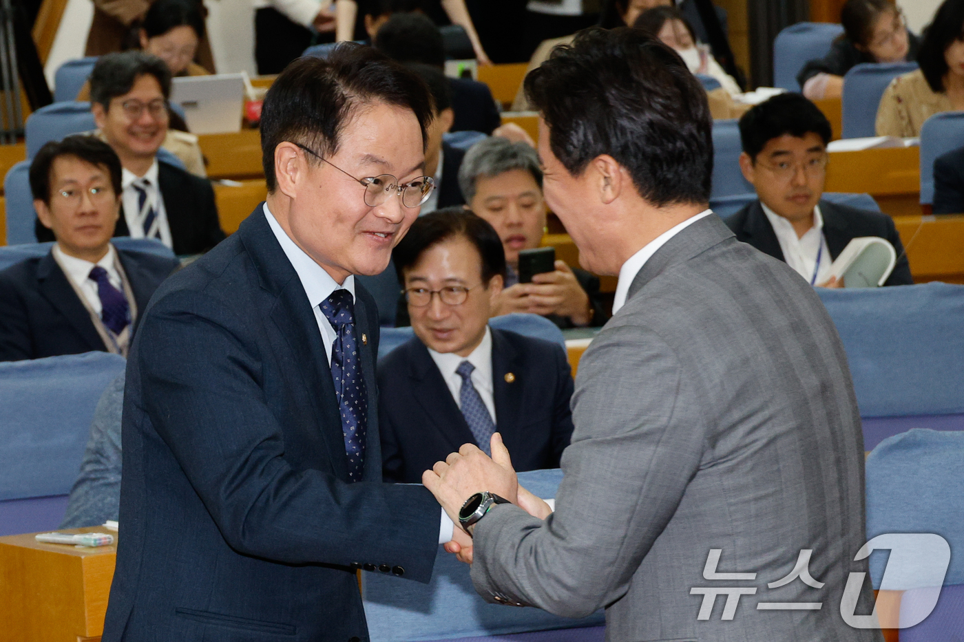 (서울=뉴스1) 안은나 기자 = 국회 예산결산특별위원회 구자근 국민의힘 간사(오른쪽), 허영 더불어민주당 간사가 5일 서울 여의도 국회의원회관에서 열린 2025년 예산안 토론회에서 …