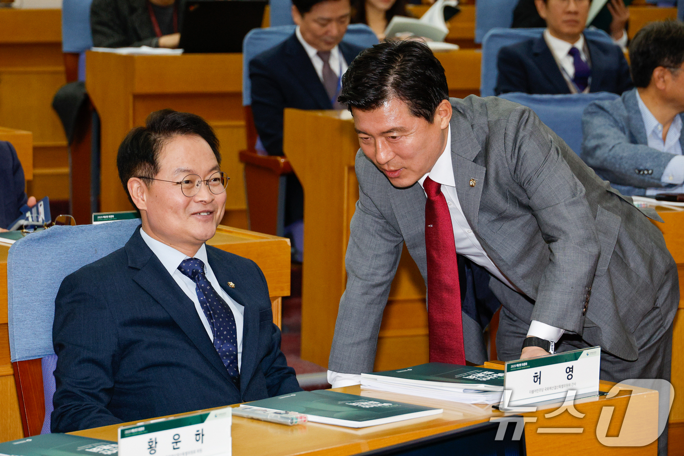 (서울=뉴스1) 안은나 기자 = 국회 예산결산특별위원회 구자근 국민의힘 간사(오른쪽), 허영 더불어민주당 간사가 5일 서울 여의도 국회의원회관에서 열린 2025년 예산안 토론회에서 …