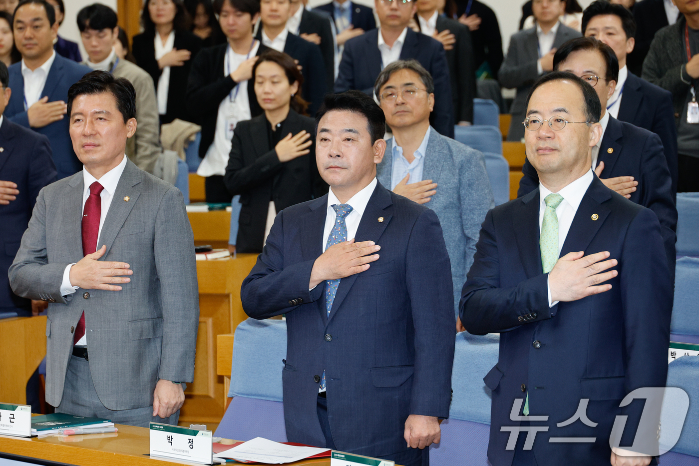 (서울=뉴스1) 안은나 기자 = 국회 예산결산특별위원회 구자근 국민의힘 간사(왼쪽부터), 박정 위원장, 지동하 국회예산정책처장이 5일 서울 여의도 국회의원회관에서 열린 2025년 …