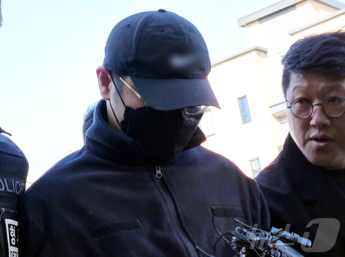 본문 이미지 - 강원 화천 북한강에 30대 여성의 시신을 훼손해 유기한 혐의를 받는 30대 후반의 현역 육군 중령이 5일 춘천지법에서 열린 영장실질심사&#40;구속 전 피의자 심문&#41;에 출석하고 있다. 2024.11.5/뉴스1 ⓒ News1 한귀섭 기자