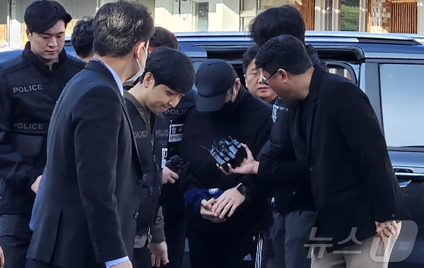 본문 이미지 - 강원 화천 북한강에 30대 여성의 시신을 훼손해 유기한 혐의를 받는 30대 후반의 현역 육군 중령이 5일 춘천지법에서 열린 영장실질심사(구속 전 피의자 심문)에 출석하고 있다. 2024.11.5/뉴스1 ⓒ News1 한귀섭 기자