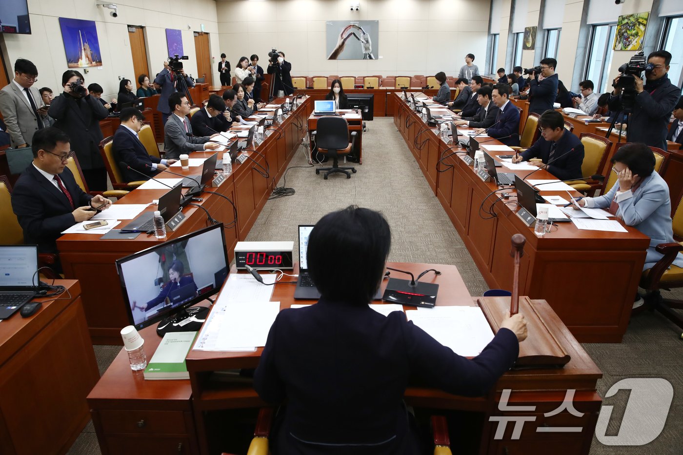 본문 이미지 - 최민희 국회 과방위원장이 5일 오전 서울 여의도 국회에서 열린 과학기술정보방송통신위원회 전체회의에서 의사봉을 두드리고 있다. 2024.11.5/뉴스1 ⓒ News1 이광호 기자