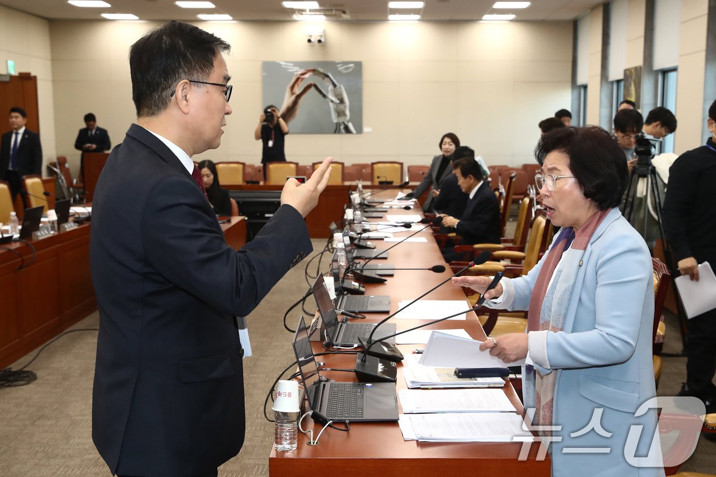 국회 과방위 여당 간사인 최형두 국민의힘 의원과 야당 간사인 김현 더불어민주당 의원이 5일 오전 서울 여의도 국회에서 열린 과학기술정보방송통신위원회 전체회의에서 한국방송공사 사장후보자&#40;박장범&#41; 인사청문회 실시계획서 채택의 건과 관련해 여야 이견으로 회의가 정회된뒤 대화하고 있다. 2024.11.5/뉴스1 ⓒ News1 이광호 기자