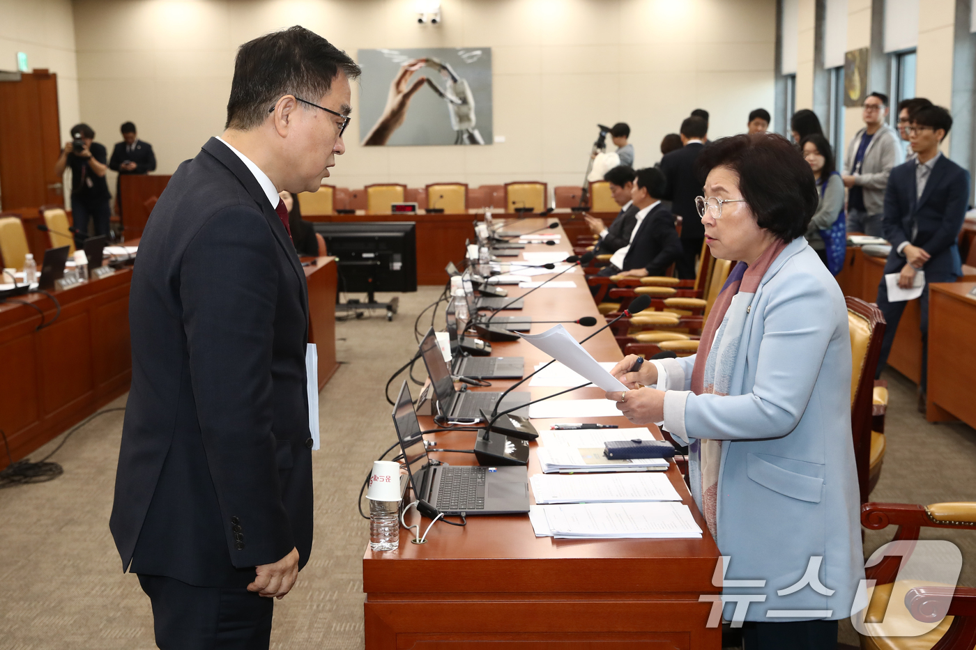 (서울=뉴스1) 이광호 기자 = 국회 과방위 여당 간사인 최형두 국민의힘 의원과 야당 간사인 김현 더불어민주당 의원이 5일 오전 서울 여의도 국회에서 열린 과학기술정보방송통신위원회 …