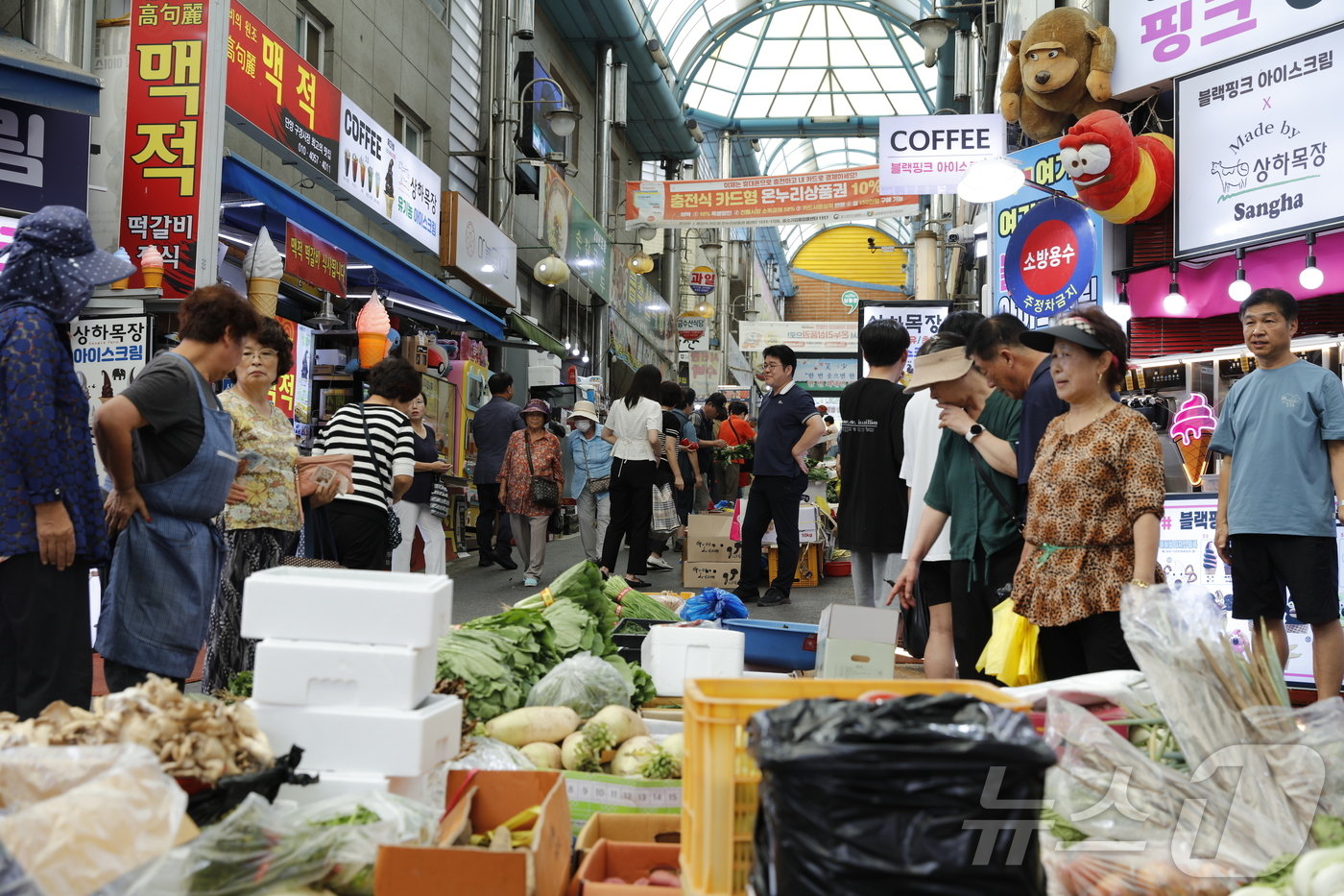 본문 이미지 - 관광객으로 가득한 단양구경시장.2024.11.5/뉴스1