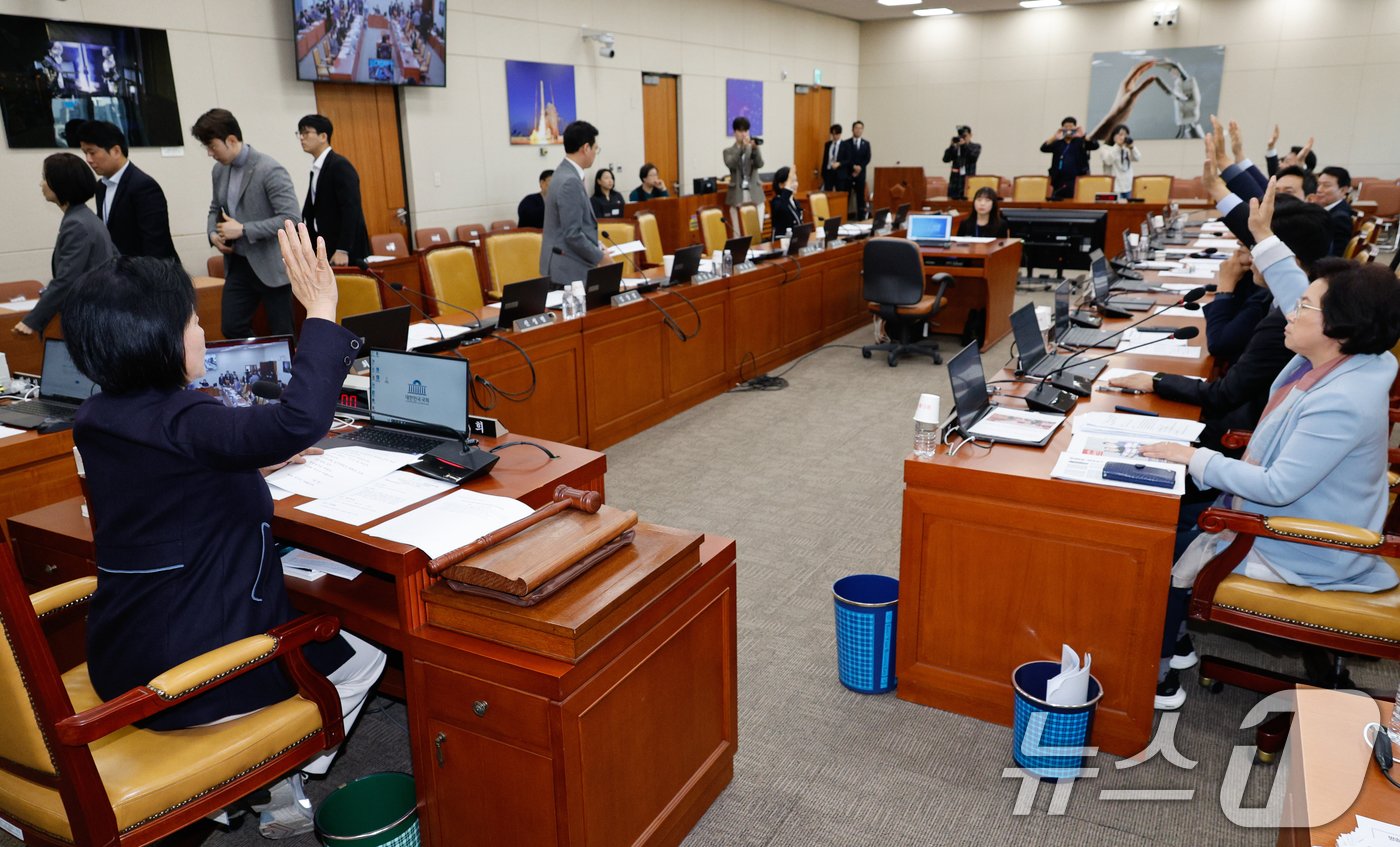 본문 이미지 - 최형두 국민의힘 간사를 비롯한 여당 의원들이 5일 오전 서울 여의도 국회에서 열린 과학기술정보방송통신위원회 전체회의에서 한국방송공사 사장후보자(박장범) 인사청문회 실시계획서 채택의 건과 관련, 여야 합의없이 이틀간 진행하려는데 항의하며 퇴장하고 있다. 최민희 위원장과 야당의원들은 찬성 거수표결하는 모습. 2024.11.5/뉴스1 ⓒ News1 안은나 기자