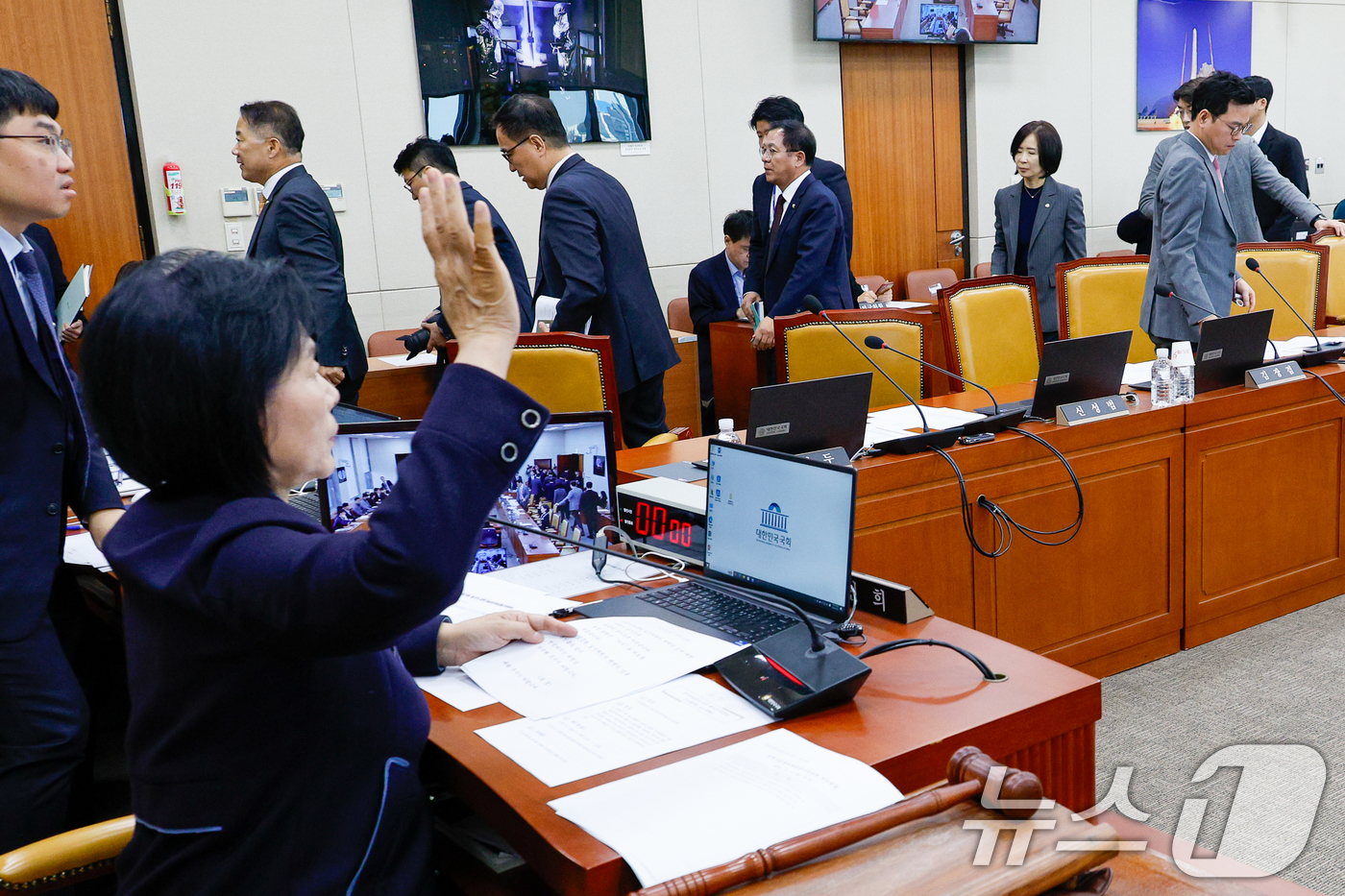 (서울=뉴스1) 안은나 기자 = 최형두 국민의힘 간사를 비롯한 여당 의원들이 5일 오전 서울 여의도 국회에서 열린 과학기술정보방송통신위원회 전체회의에서 한국방송공사 사장후보자(박장 …