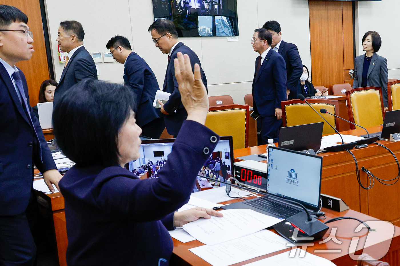 (서울=뉴스1) 안은나 기자 = 최형두 국민의힘 간사를 비롯한 여당 의원들이 5일 오전 서울 여의도 국회에서 열린 과학기술정보방송통신위원회 전체회의에서 한국방송공사 사장후보자(박장 …