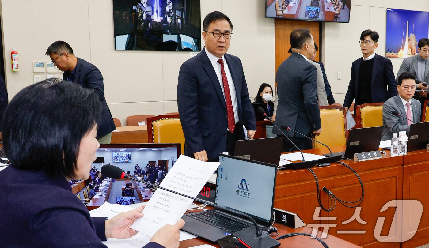 최형두 국민의힘 간사를 비롯한 여당 의원들이 5일 오전 서울 여의도 국회에서 열린 과학기술정보방송통신위원회 전체회의에서 한국방송공사 사장후보자&#40;박장범&#41; 인사청문회 실시계획서 채택의 건과 관련, 여야 합의없이 이틀간 진행하려는데 항의하며 퇴장하고 있다. 2024.11.5/뉴스1 ⓒ News1 안은나 기자