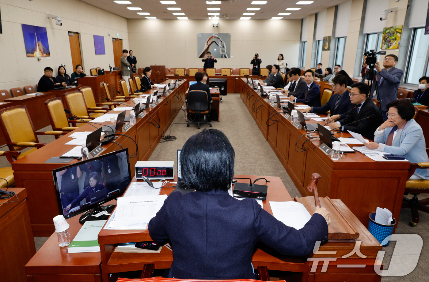 (서울=뉴스1) 안은나 기자 = 최민희 국회 과학기술정보방송통신위원회 위원장이 5일 오전 서울 여의도 국회에서 열린 전체회의에서 한국방송공사 사장후보자(박장범) 인사청문회 이틀 개 …