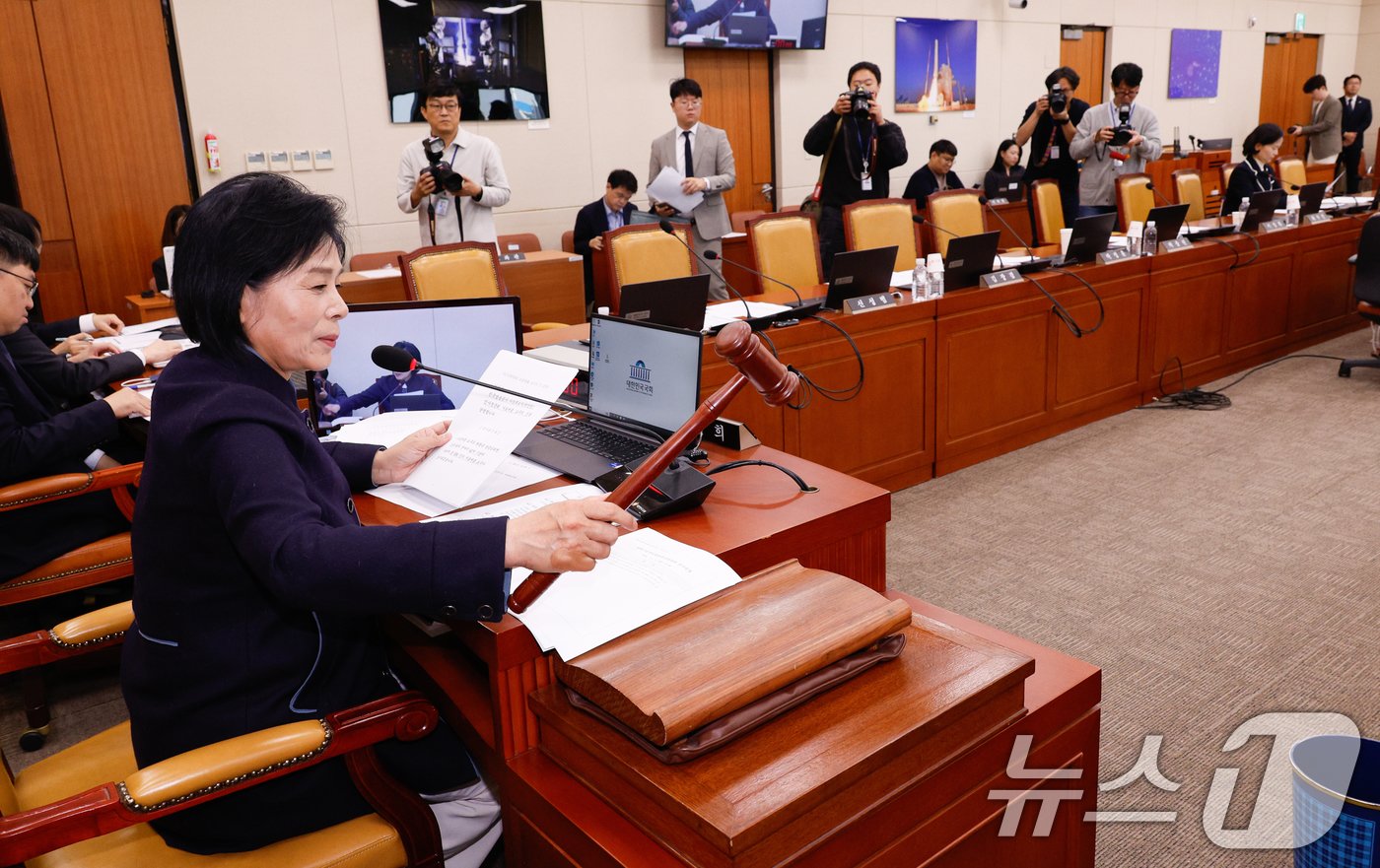 최민희 국회 과학기술정보방송통신위원회 위원장이 5일 오전 서울 여의도 국회에서 열린 전체회의에서 한국방송공사 사장후보자&#40;박장범&#41; 인사청문회 이틀 개최에 항의하며 여당 위원들이 퇴장한 가운데 청문회 실시계획서를 채택하고 있다. 2024.11.5/뉴스1 ⓒ News1 안은나 기자