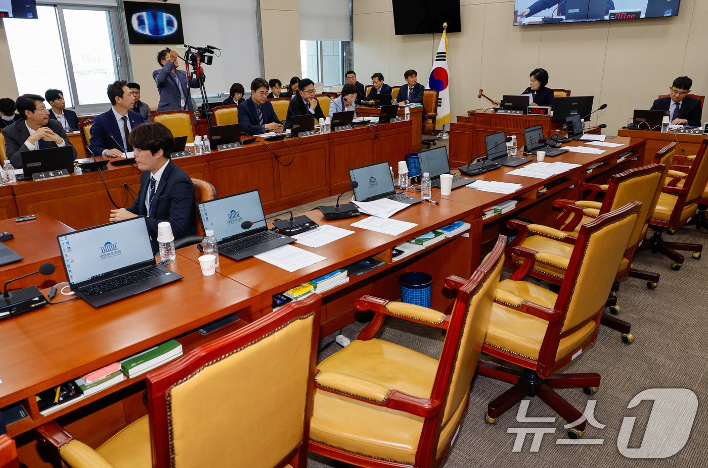 최민희 국회 과학기술정보방송통신위원회 위원장이 5일 오전 서울 여의도 국회에서 열린 전체회의에서 한국방송공사 사장후보자&#40;박장범&#41; 인사청문회 이틀 개최에 항의하며 여당 위원들이 퇴장한 가운데 청문회 실시계획서를 채택하고 있다. 2024.11.5/뉴스1 ⓒ News1 안은나 기자