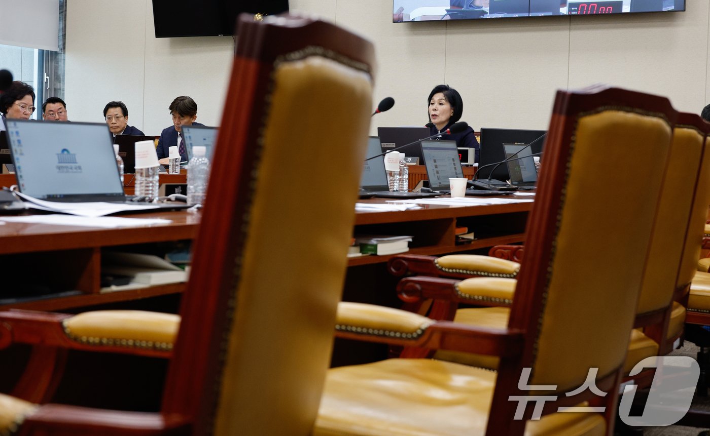 본문 이미지 - 최민희 국회 과학기술정보방송통신위원회 위원장이 5일 오전 서울 여의도 국회에서 열린 전체회의에서 한국방송공사 사장후보자(박장범) 인사청문회 이틀 개최에 항의하며 여당 위원들이 퇴장한 가운데 청문회 실시계획서를 채택하고 있다. 2024.11.5/뉴스1 ⓒ News1 안은나 기자