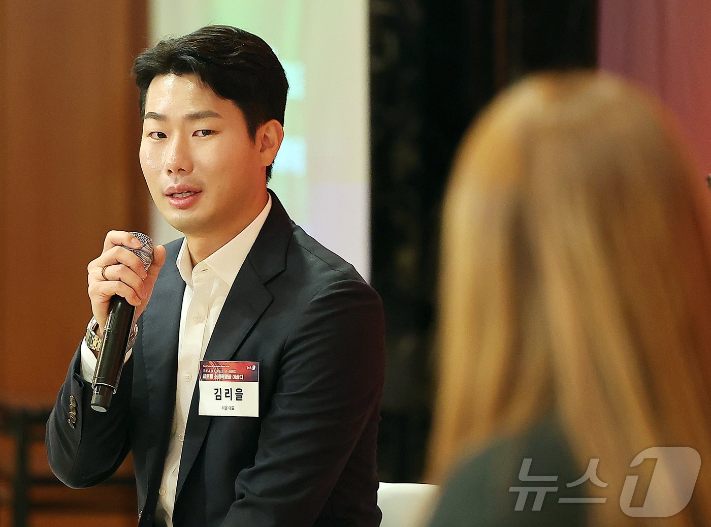 본문 이미지 - 김리을 리을 대표가 5일 오전 서울 중구 소공동 롯데호텔에서 &#39;&#39;B.E.A.U.T.I.F.U.L&#39; K-브랜드, 글로벌 소비혁명을 이끌다&#39;를 주제로 열린 &#39;뉴스1 미래유통혁신포럼&#40;RFIF&#41; 2024&#39;에서 &#39;K-패션뷰티 인기는 이제부터, &#39;붐업&#39; 전략은?&#39; 주제로 열린 토론에서 진행자의 질문에 답변하고 있다. 2024.11.5/뉴스1 ⓒ News1 김진환 기자