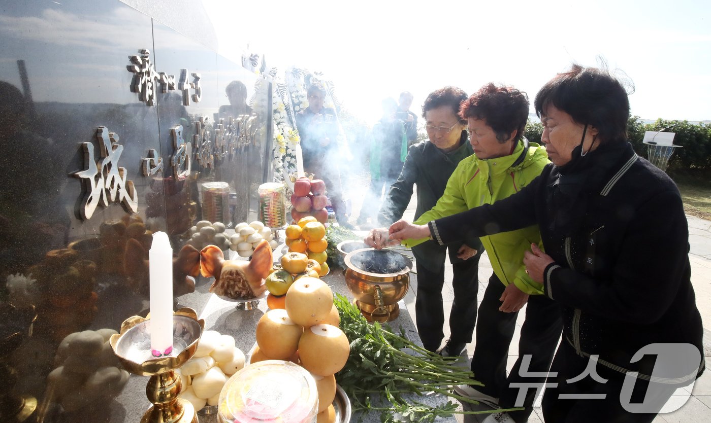 5일 오전 제주 서귀포시 성산읍 고성리 터진목해안가 4·3추모공원에서 열린 성산읍 4·3희생자 위령제에서 유족들이 헌화와 분향을 하고 있다. 2024.11.5/뉴스1 ⓒ News1 오현지 기자