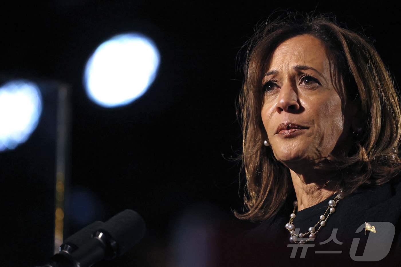 본문 이미지 - 미국 민주당 대통령 후보 카멀라 해리스 부통령이 4일(현지시간) 펜실베이니아주 피츠버그에서 열린 선거 집회서 유세를 하고 있다. 2024.11.05 ⓒ AFP=뉴스1 ⓒ News1 우동명 기자