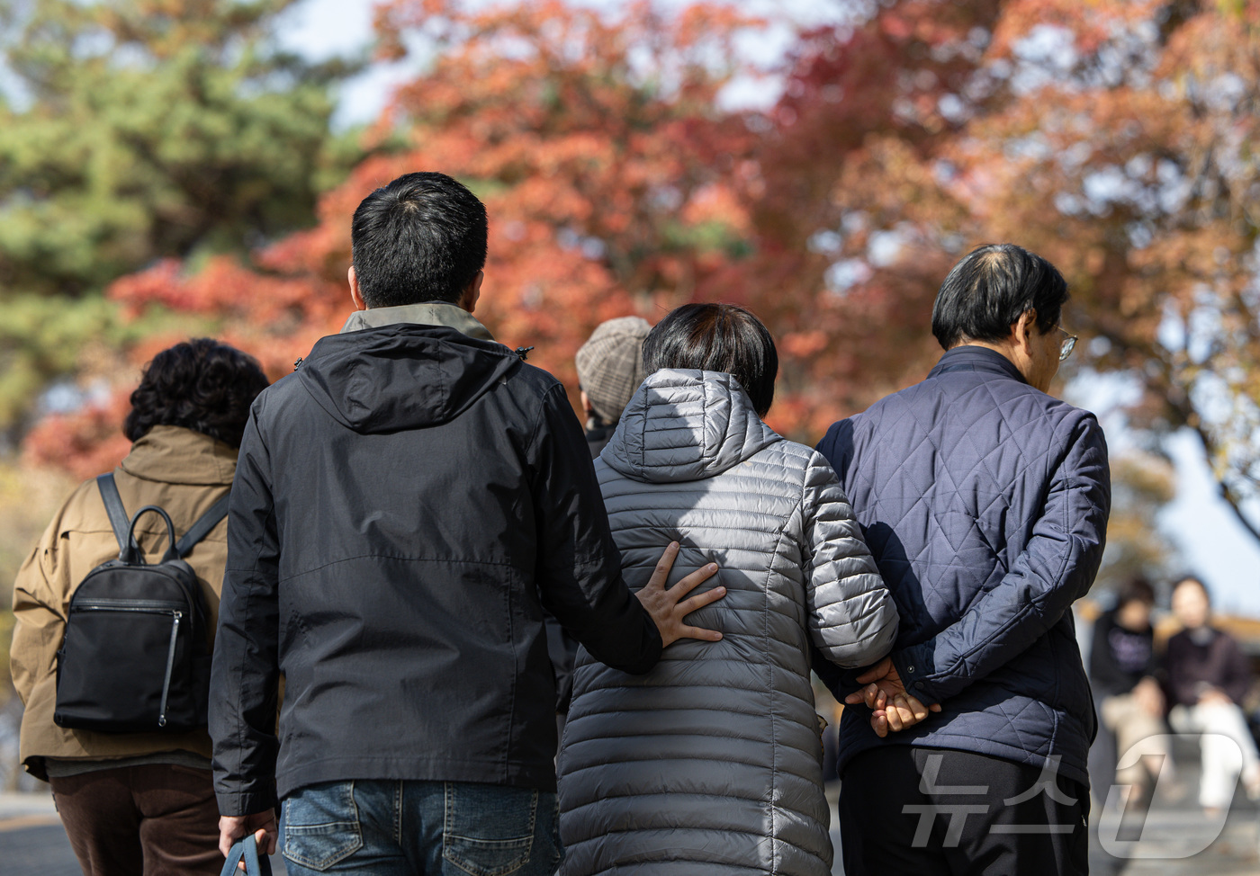 (서울=뉴스1) 이재명 기자 = 기온이 뚝 떨어진 5일 서울 중구 남산을 찾은 한 가족이 서로 의지한 채 길을 오르고 있다. 2024.11.5/뉴스1