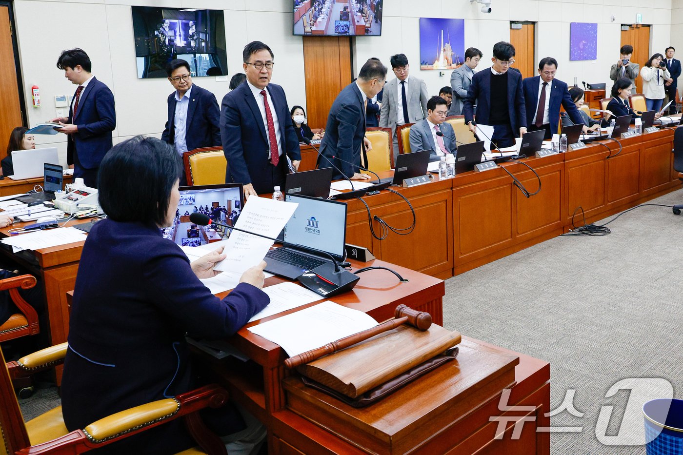 본문 이미지 - 최형두 국민의힘 간사를 비롯한 여당 의원들이 5일 오전 서울 여의도 국회에서 열린 과학기술정보방송통신위원회 전체회의에서 한국방송공사 사장후보자(박장범) 인사청문회 실시계획서 채택의 건과 관련, 여야 합의없이 이틀간 진행하려는데 항의하며 퇴장하고 있다. 2024.11.5/뉴스1 ⓒ News1 안은나 기자