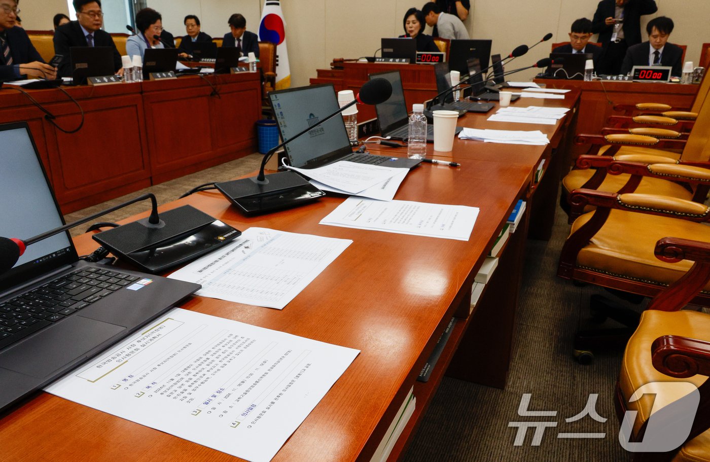 본문 이미지 - 5일 오전 서울 여의도 국회에서 열린 과학기술정보방송통신위원회 전체회의에서 한국방송공사 사장후보자(박장범) 인사청문회 이틀 개최에 항의하며 여당 위원들이 퇴장한 가운데 청문회 실시계획서가 자리에 놓여있다. 2024.11.5/뉴스1 ⓒ News1 안은나 기자