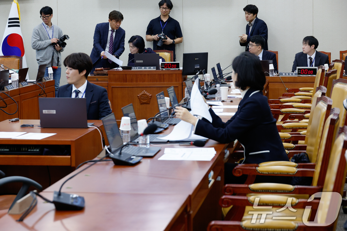 (서울=뉴스1) 안은나 기자 = 최민희 국회 과학기술정보방송통신위원회 위원장이 5일 오전 서울 여의도 국회에서 열린 전체회의에서 한국방송공사 사장후보자(박장범) 인사청문회 이틀 개 …