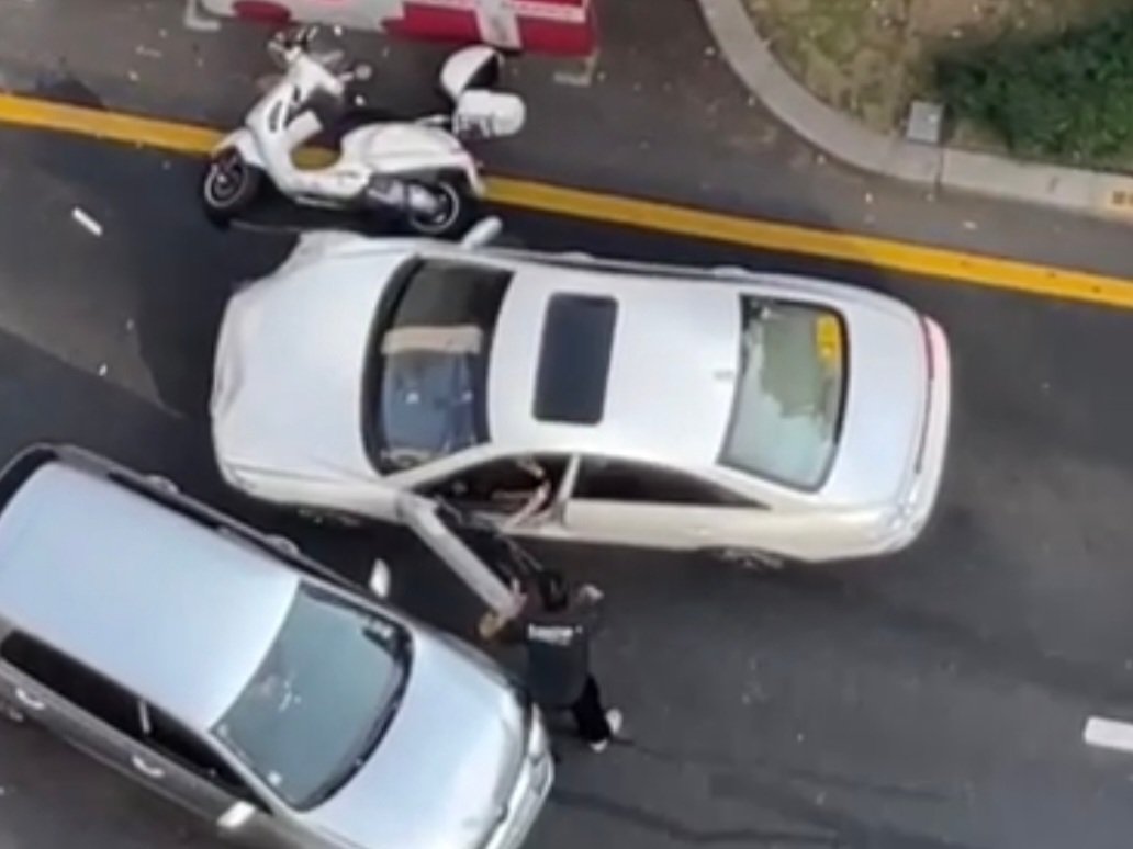 본문 이미지 - 2일 서울 강남구 강남역 12번 출구 일대 8중 추돌 사고를 일으킨 가해 차량을 막고 있는 20대 청년. 2024.11.2 &#40;독자 제공&#41;