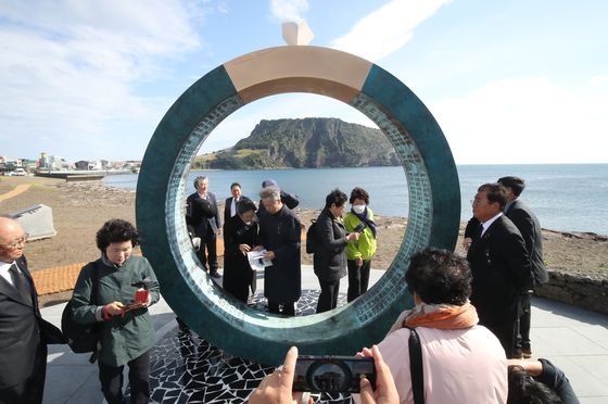 '학살터' 성산일출봉 품은 조형물…제주 4·3희생자 214명 이름 새겨