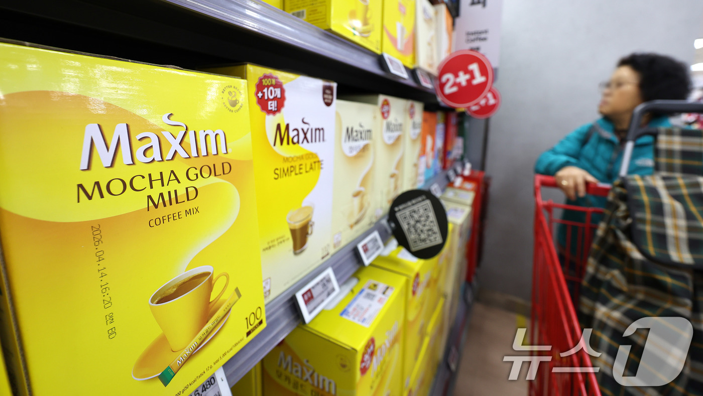(서울=뉴스1) 박지혜 기자 = 5일 서울의 한 대형마트에 가격인상을 앞둔 동서식품 믹스커피가 진열돼 있다.동서식품은 오는 15일부터 인스턴트커피, 커피믹스 등 주요 커피 제품 가 …