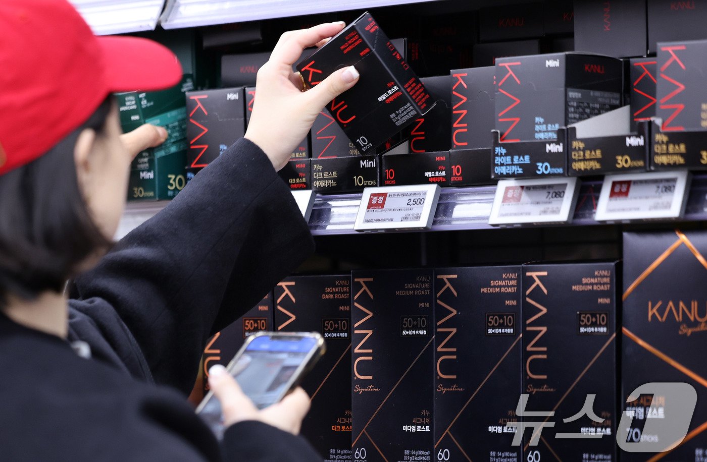 본문 이미지 - 서울의 한 대형마트에 가격인상을 앞둔 동서식품 커피제품이 진열돼 있다. 2024.11.5/뉴스1 ⓒ News1 박지혜 기자