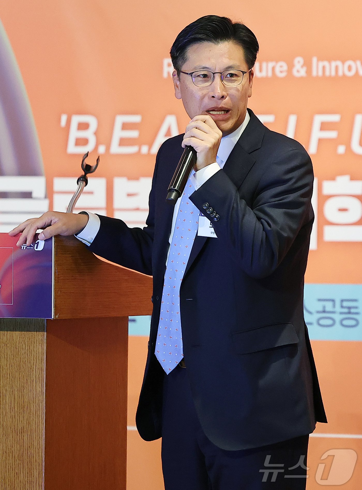 본문 이미지 - 노재국 쿠팡 물류정책실장이 5일 오후 서울 중구 소공동 롯데호텔에서 ''B.E.A.U.T.I.F.U.L' K-브랜드, 글로벌 소비혁명을 이끌다'를 주제로 열린 '뉴스1 미래유통혁신포럼(RFIF) 2024'에서 '유통을 변화시키는 ‘물류혁신’이라는 주제로 강연을 하고 있다. 2024.11.5/뉴스1 ⓒ News1 김진환 기자