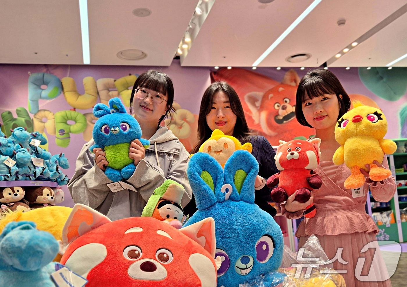 (서울=뉴스1) = 5일 서울 송파구 롯데월드몰에서 모델들이 퍼피 해피니스' 팝업스토어를 소개하고 있다.'퍼피 해피니스'는 '토이스토리', '몬스터 주식회사' 등 온몸이 복슬 복슬 …