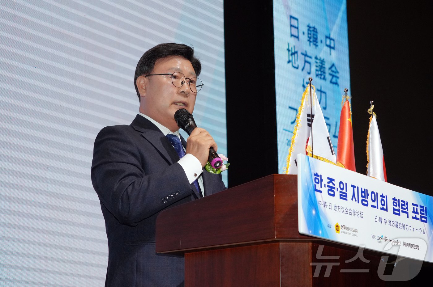 본문 이미지 - 5일 전북자치도 전주시에서 열린 ‘한·중·일 지방의회 협력 포럼’에서 문승우 전북자치도의장이 기조연설을 하고 있다.(의회제공)2024.11.5/뉴스1