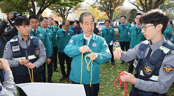 매듭법 배우는 한덕수 총리