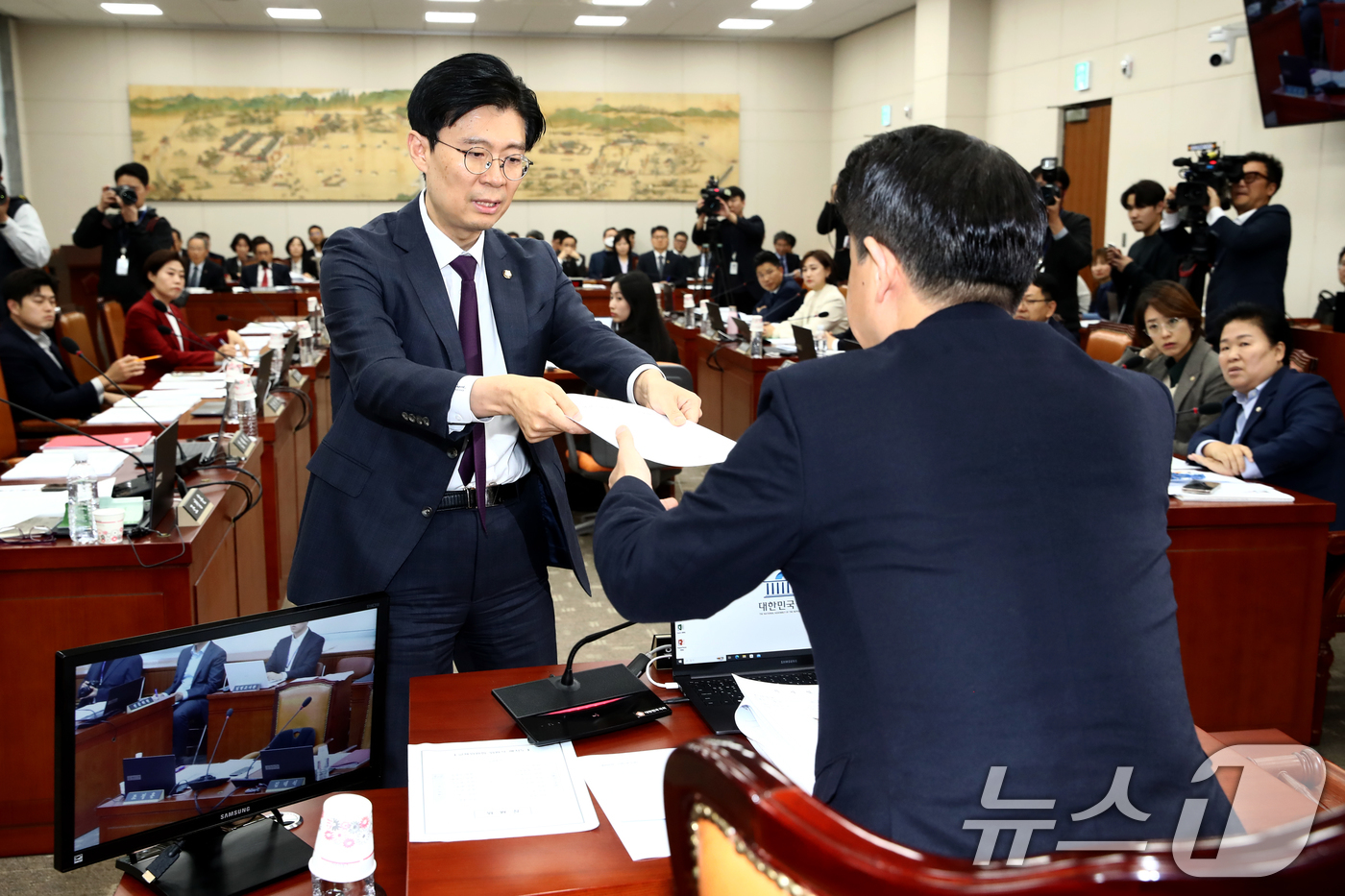 (서울=뉴스1) 이광호 기자 = 국회 교육위 여당 간사인 조정훈 국민의힘 의원이 5일 오후 서울 여의도 국회에서 열린 교육위원회 전체회의에서 김영호 위원장에게 지방교육재정교부금법 …